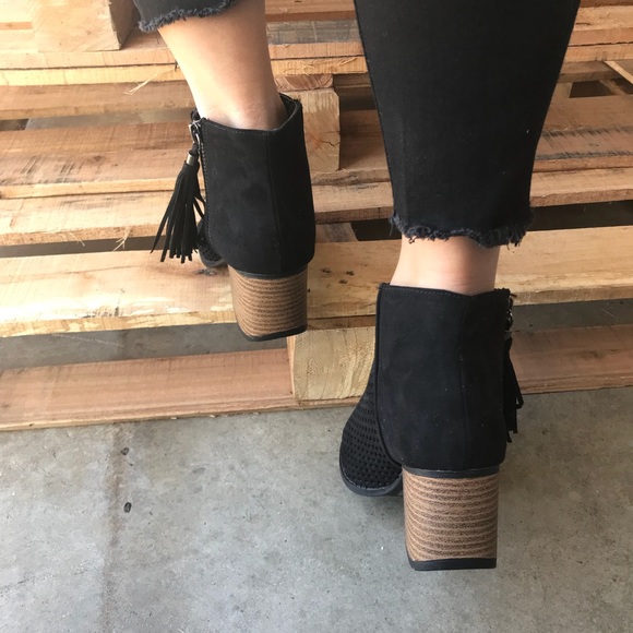 ❗️Restock ❗️Black suede mesh tassell bootie - Picture 4 of 8